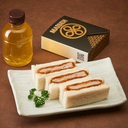 ชุดแซนวิชคุโรบูตะคัตสึ สันใน + ชาเขียว