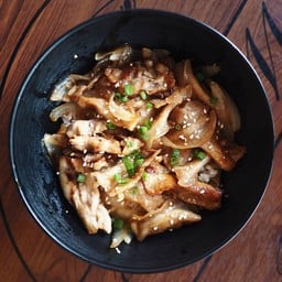 ข้าวหน้าหมูสไลด์ผัดซอสญี่ปุ่น