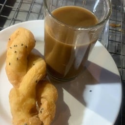 นมสดกาแฟรอ้นเป็นชุดบวกปาท่องโก๋