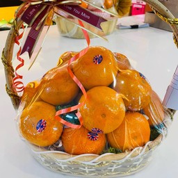 กระเช้าส้มแมนดาริน กระเช้า ขนาดเล็ก ส้มผลใหญ่ เหมาะเป็นของขวัญเพื่อความเฮง ร่ำรวย มั่งคัง เป็นศิริมงคลแด่ผู้ให้และผู้รับ