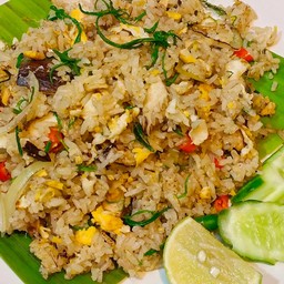 ข้าวผัดชะอมปลาทูแม่กลอง