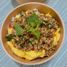 ไข่ข้นซอสกระเพราหมูสับราดข้าว