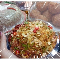 ยำแหนมสดใส่ข้าวทอด