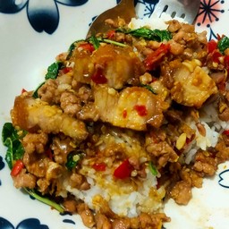ข้าวกะเพราหมูสับหมูกรอบ