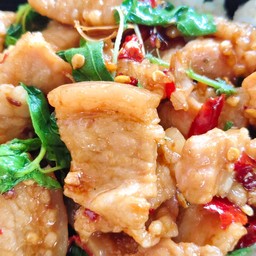 ข้าวกะเพราหมูสามชั้น