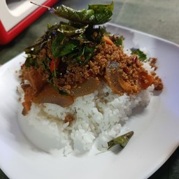 กระเพราไข่เยี่ยวม้า