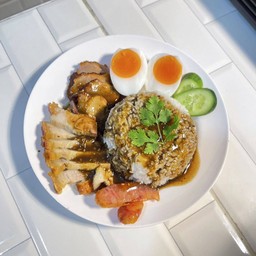 ข้าวหมูแดง หมูกรอบ กุนเชียง ไข่ต้ม