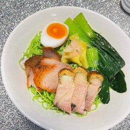 บะหมี่หยก หมูแดง หมูกรอบ เกี้ยว ไข่ต้ม