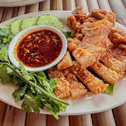 สามชั้นทอดน้ำปลา