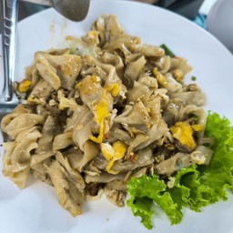 เส้นใหญ่ผัดซีอิ้วหมู ใส่ไข่