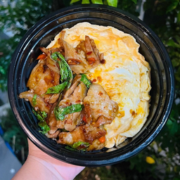 ข้าวไข่ข้นกะเพราหมูสามชั้นพริกแห้ง