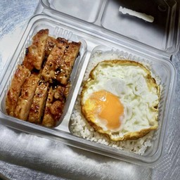 ข้าวหมูย่าง ไข่ดาว