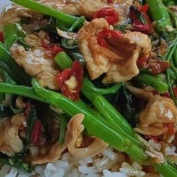 ผัดผักบุ้งไฟแดงราดข้าว