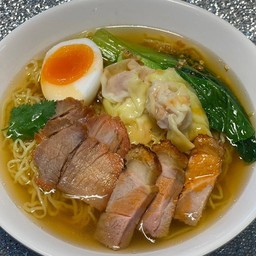 บะหมี่ เกี้ยวน้ำหมูแดง หมูกรอบ