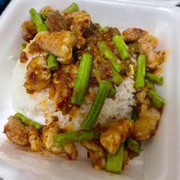 ข้าวหมูสามชั้นผัดพริกแกง