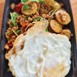 ข้าวกะเพราหมูสับ+ลูกชิ้น+ไข่ดาว