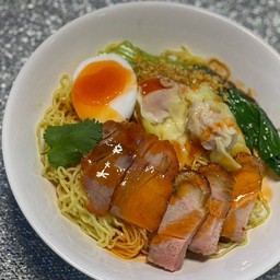 บะหมี่เหลือง หมูแดง หมูกรอบ เกี้ยว ไข่ต้ม