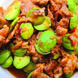 ผัดพริกแกงสะตอหมู ราดข้าว