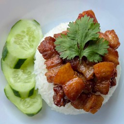 ข้าวหมูสามชั้นทอดน้ำปลา