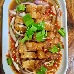 ยำหมูสามชั้นทอด (หน้าร้าน100฿)