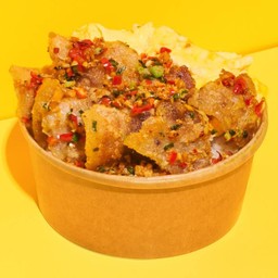 ข้าวหน้าไข่ข้นหมูสามชั้นคั่วพริกเกลือ