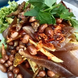 ยำมะม่วงปลาหมึกกรอบ ปลากรอบ