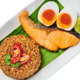 ข้าวผัดน้ำพริก-แซลมอน