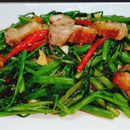 ข้าวผักบุ้งหมูกรอบ