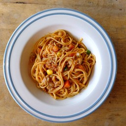 สปาเกตตีผัดซอสมะเขื้อเทศ