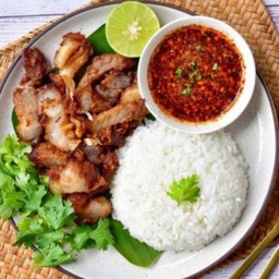 ข้าวหมูทอด น้ำจิ้มแจ๋ว