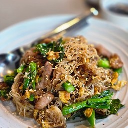 ก๋วยเตี๋ยวผัดซีอิ้ว หมู , ไก่ หรือ เนื้อ