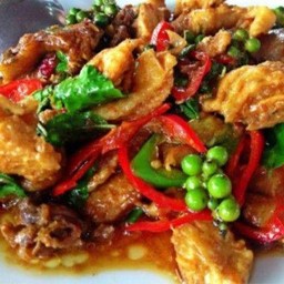 ผัดพริกแกงไก่นุ่มเด้ง ราดข้าว