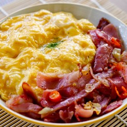 ข้าวไข่ข้นเบคอนผัดพริก