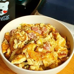 ผัดไข่ใส่แหนมราดข้าว