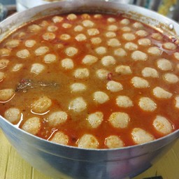 ขนมจีนน้ำยากะทิ ขาไก่ เลือด ลูกชิ้น