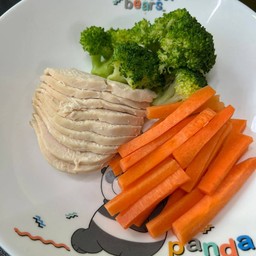 Boiled chicken with broccoli and carrot sticks