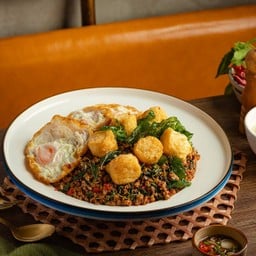 เก๋าเก๋าจัมโบ้ - หมูสับ เต้าหู้ไข่ กะเพรากรอบ