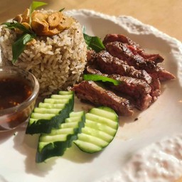 Spicy garlic fried rice with grilled beef