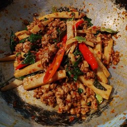 ผัดพริกแกง
