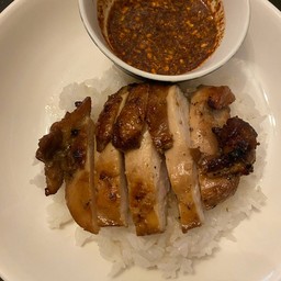 ข้าวหน้าไก่ย่างน้ำจิ้มแจ่ว