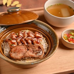 ข้าวอบปลาเค็มหมูกรอบหม้อดิน