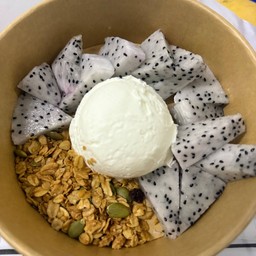 Greek yogurt 1 สกูป แก้วมังกร+กราโนล่า+น้ำผึ้ง