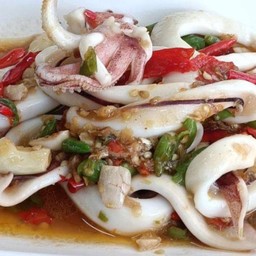 หมึกผัดพริกขี้หนูสดใส่ใบกระเพรา