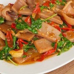 กระเพราหมึกกรอบ(ราดข้าว)