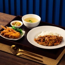 ข้าวกะเพราหมูสามชั้นสไลซ์พรีเมี่ยม