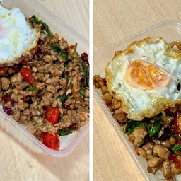 กะเพราพริกแห้งฟรีไข่ (ในซอย) -