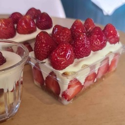 Strawberry cream cake