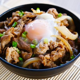 ข้าวหน้าหมูสไลด์ผัดซอสญี่ปุ่น ไข่ออนเซ็น