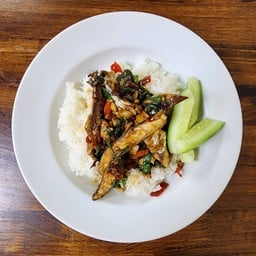 กะเพราคั่วแห้งปลาทูทอดราดข้าว