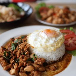 ผัดกะเพราราดข้าว